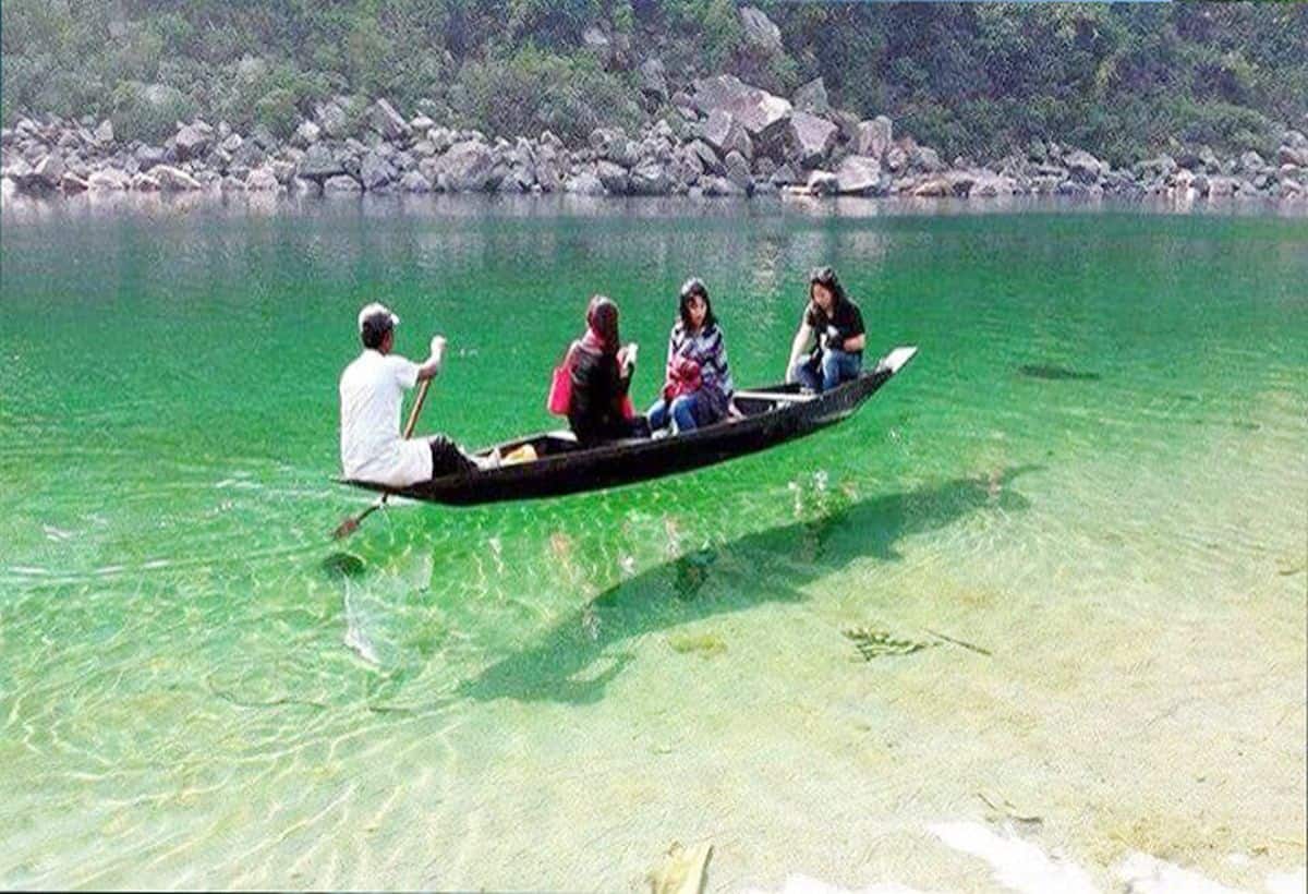 Is a river or glass! Water shines like a glass, the boat looks floating in the air - Umangot River Dawki Lake in Meghalaya India Cleanest Crystal Clear Water BOAT is Seen Floating in the Air